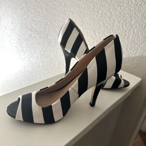 Black and white stripe heal, size 7, open toe, Fioni